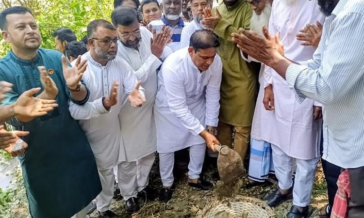 মাটি কেটে কর্মসূচির উদ্বোধন